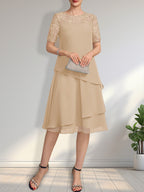 Vestido de novia de corte línea A con escote ilusión, largo hasta la rodilla, de encaje y gasa con lentejuelas.