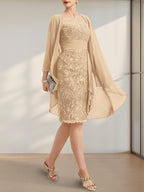 Vestido de novia de corte recto/columna, largo hasta la rodilla, de encaje y gasa, con escote ilusión, volantes en cascada y lentejuelas.