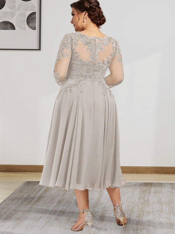 Robe de mariée trapèze en mousseline de soie et dentelle, longueur thé, ornée de perles et de sequins, avec décolleté en A et effet illusion.