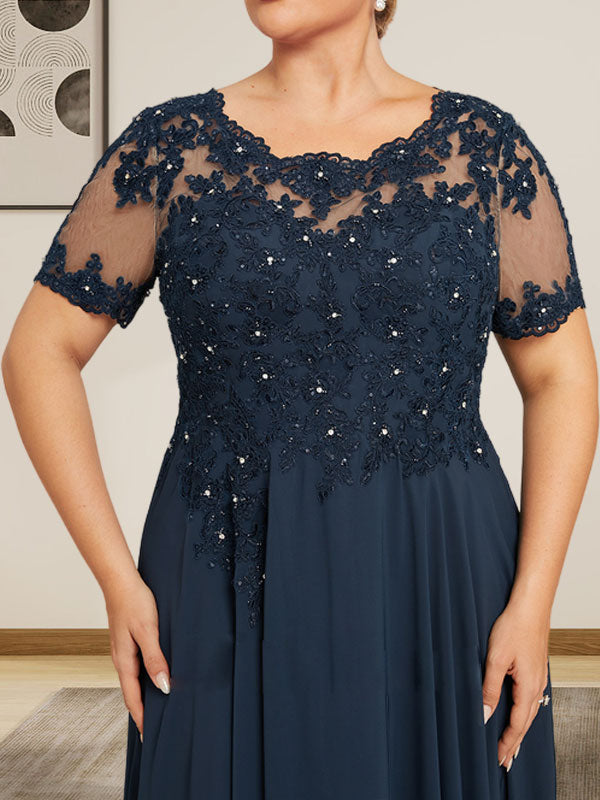Robe de mariée longue en mousseline de soie et dentelle, coupe trapèze, décolleté illusion, ornée de sequins et de perles.