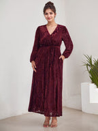 Vestido de terciopelo corte A, escote en V, manga larga, largo midi, para la madre de la novia, con abertura. 