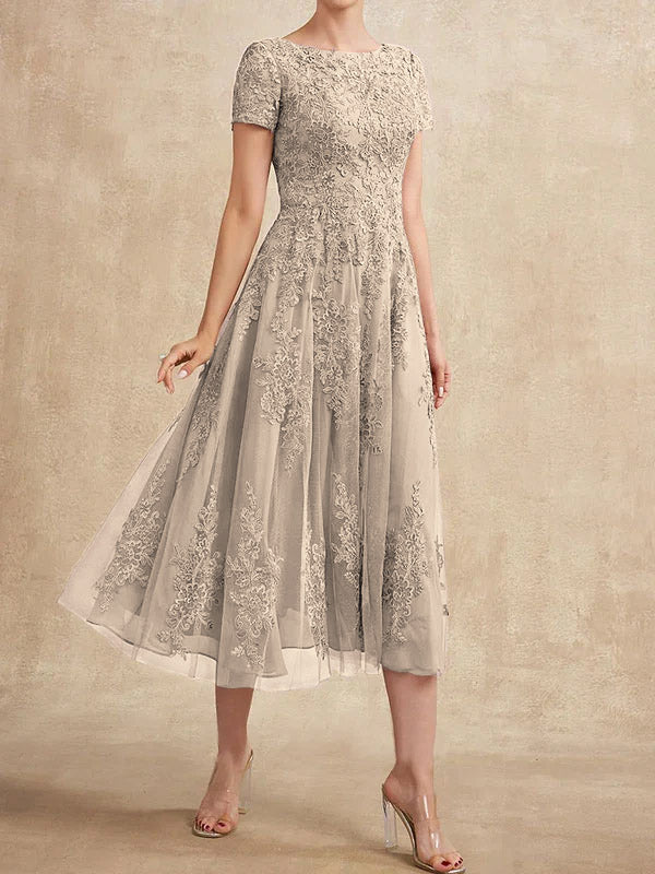 Robe de mère de la mariée en tulle et dentelle, coupe trapèze, longueur thé, décolleté rond. 