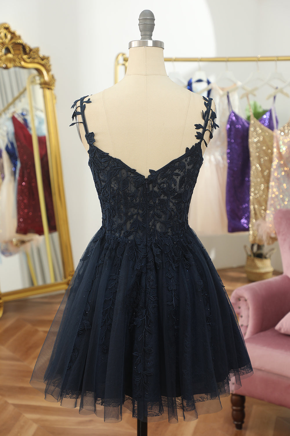 Robe de cocktail courte dos nu avec appliques