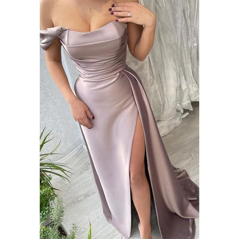 Robe de soirée longue plissée à épaules dénudées et fente latérale