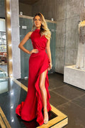 Robe de bal rouge à col montant avec fente latérale et détails à volants