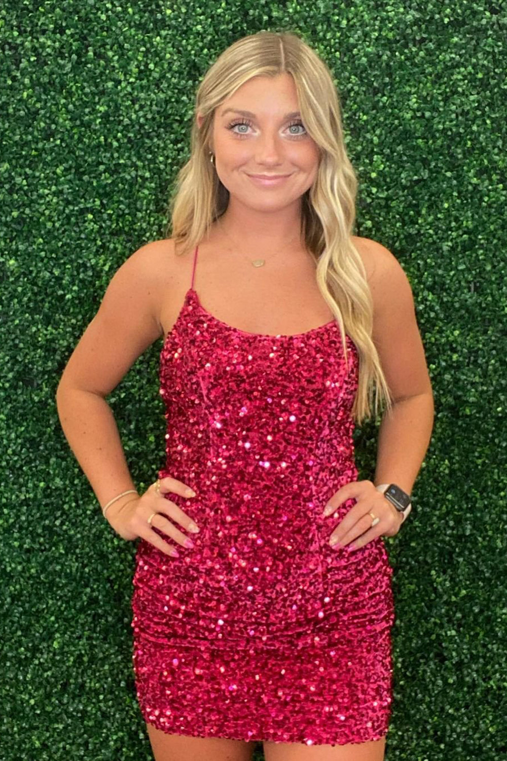 Vestido corto de fiesta único, de tirantes finos y lentejuelas fucsia
