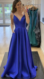 Vestido de noche de satén azul real con escote en V y corte en A, modelo Y433