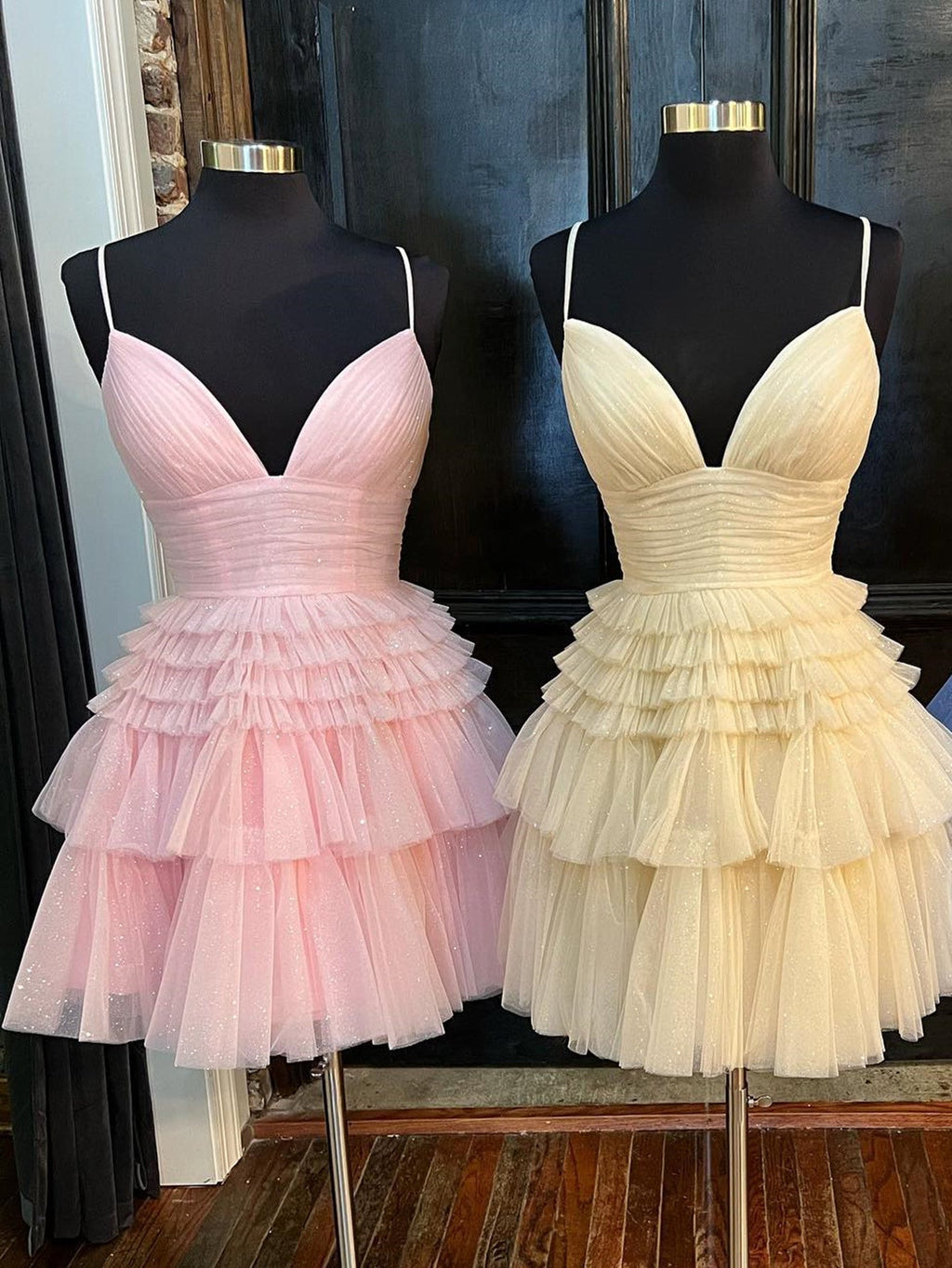 Vestido corto de fiesta de bienvenida con escote en V profundo y corte en A, de corte asimétrico y volantes.