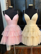 Vestido corto de fiesta de bienvenida con escote en V profundo y corte en A, de corte asimétrico y volantes.