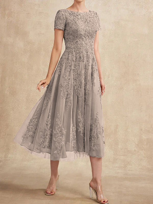 Robe de mère de la mariée en tulle et dentelle, coupe trapèze, longueur thé, décolleté rond. 