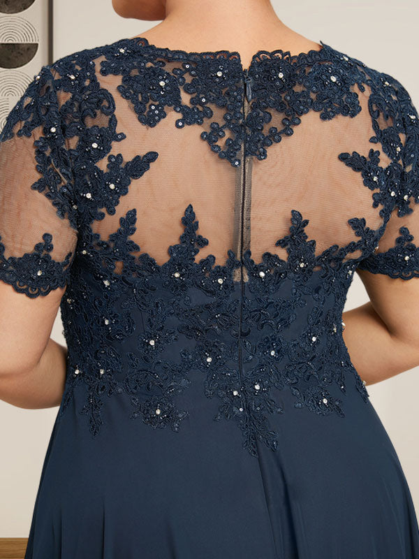 Robe de mariée longue en mousseline de soie et dentelle, coupe trapèze, décolleté illusion, ornée de sequins et de perles.