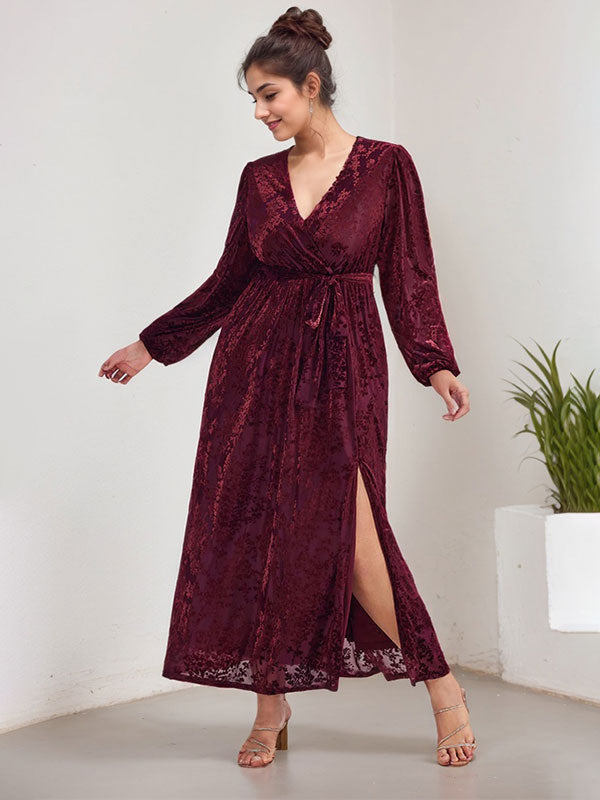 Vestido de terciopelo corte A, escote en V, manga larga, largo midi, para la madre de la novia, con abertura. 