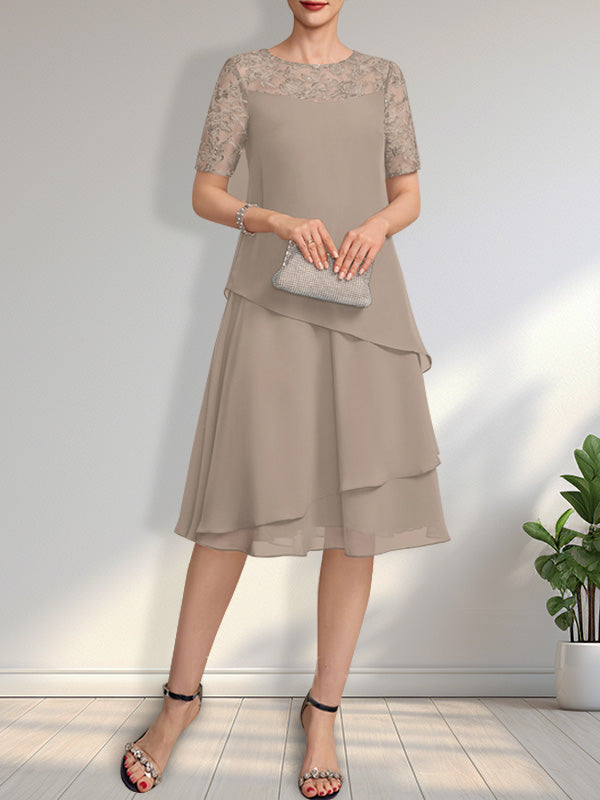 Vestido de novia de corte línea A con escote ilusión, largo hasta la rodilla, de encaje y gasa con lentejuelas.
