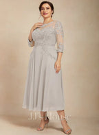 Robe de mariée trapèze en mousseline de soie et dentelle, longueur thé, ornée de perles et de sequins, avec décolleté en A et effet illusion.