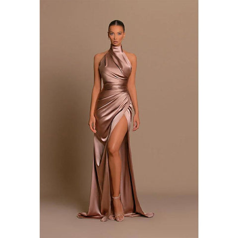 Vestido formal de fiesta largo con escote alto, pliegues y abertura alta