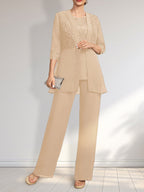 Vestido de novia de gasa con encaje y lentejuelas, estilo mono/traje pantalón, largo hasta el suelo, con escote redondo.