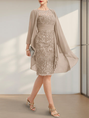 Robe de mère de la mariée en mousseline de dentelle, coupe fourreau/colonne, longueur genou, effet illusion, volants cascade et sequins