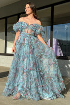 Magnifique robe de bal bustier rose à imprimé floral, coupe trapèze, épaules dénudées et traîne.