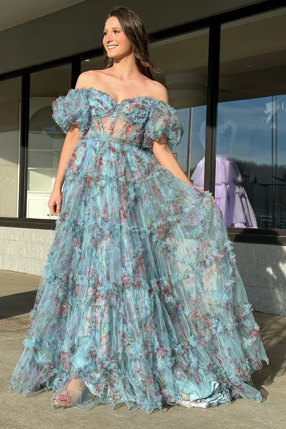 Magnifique robe de bal bustier rose à imprimé floral, coupe trapèze, épaules dénudées et traîne.