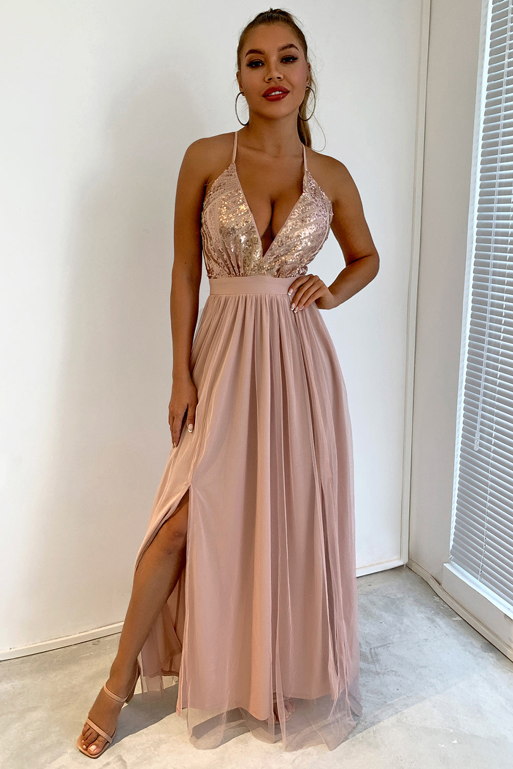 Vestido de fiesta con lentejuelas y escote en V