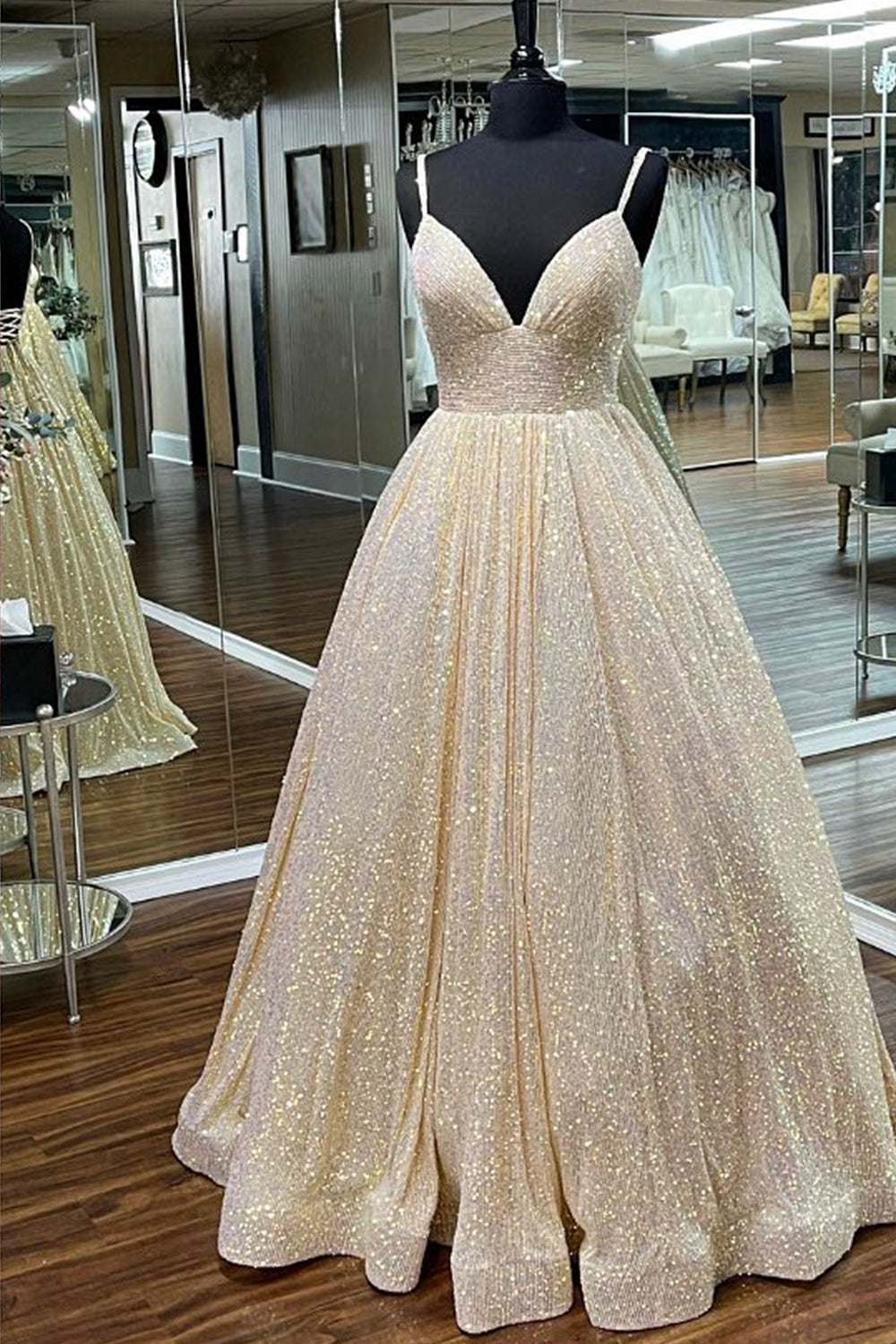 Robe de bal longue trapèze à fines bretelles et sequins