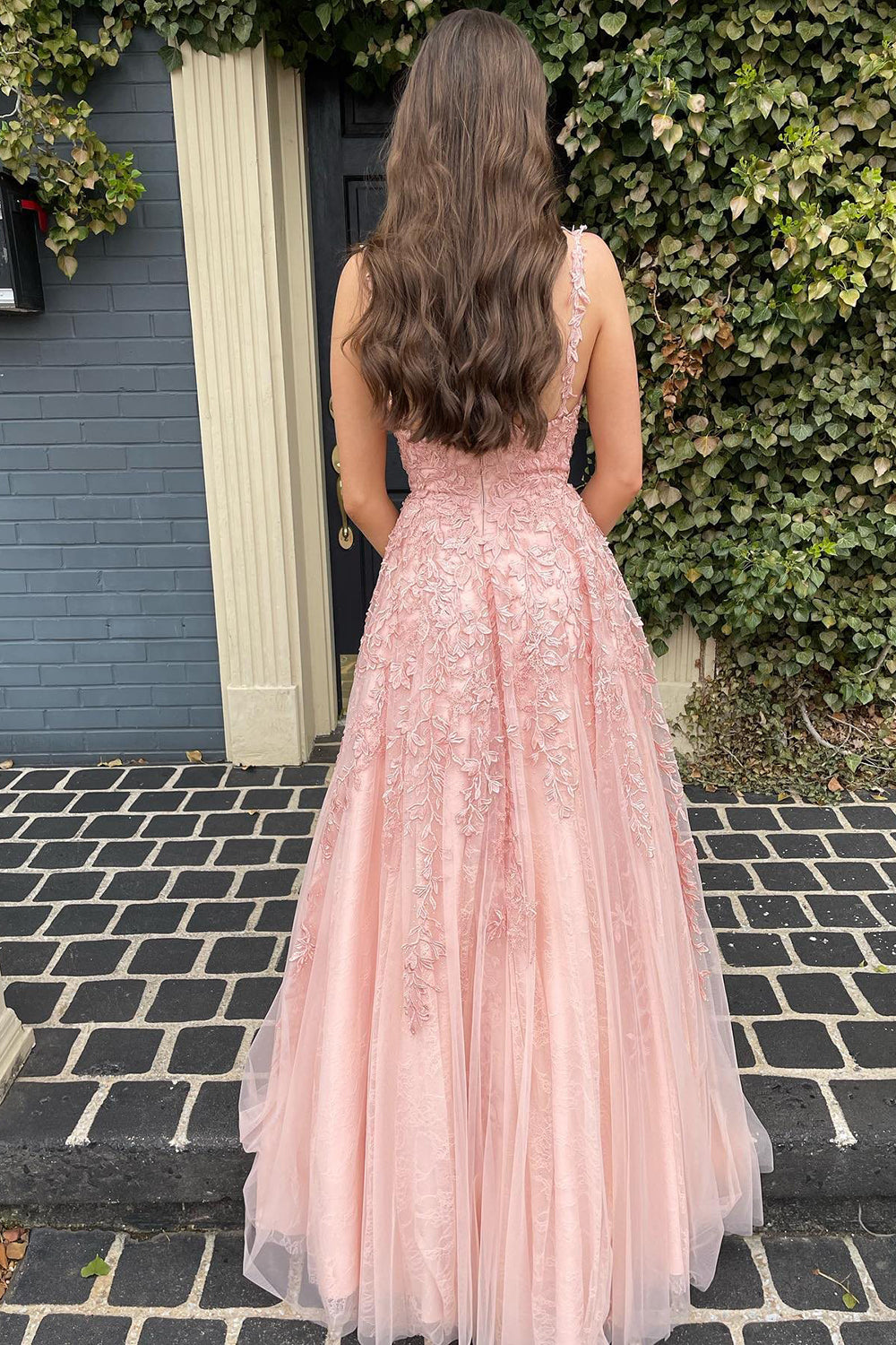 Vestido largo de fiesta rosa claro con tirantes finos, corte en A y apliques