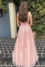 Vestido largo de fiesta rosa claro con tirantes finos, corte en A y apliques
