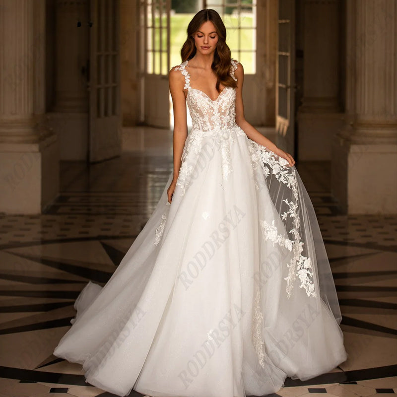 Robe de mariée sexy dos nu à col V pour femme, en tulle romantique à fines bretelles, coupe trapèze, sans manches, idéale pour une fête de mariée. 