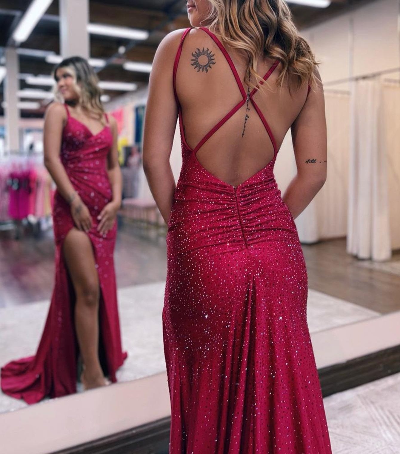 Kaylani | Robe de bal longue sirène en jersey pailleté à col V et fente