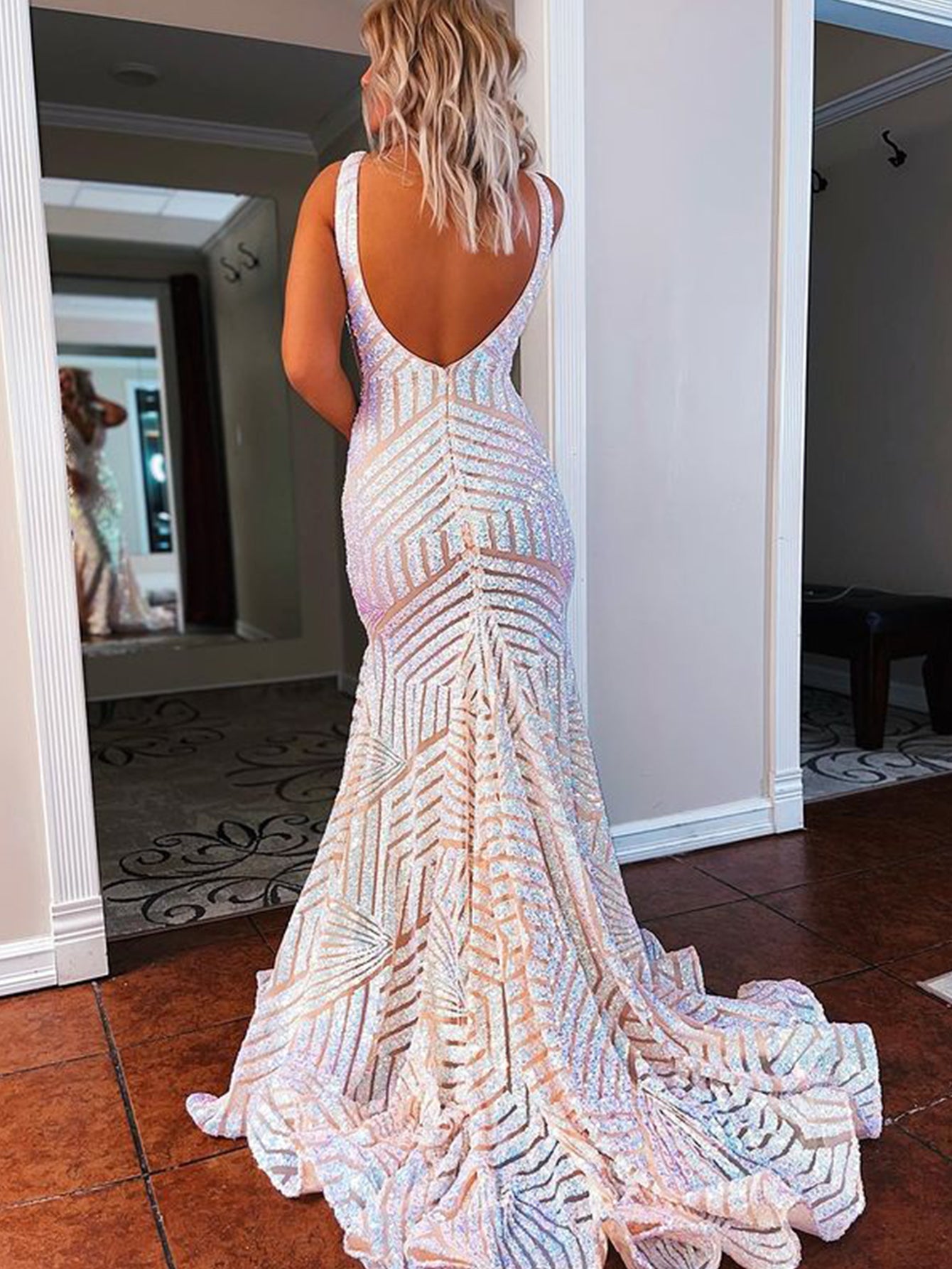 Nina | Robe de bal longue sirène rose à sequins et décolleté plongeant en V | Robe de bal longue à sequins et col V profond Nina