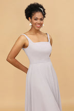 Vestido de dama de honor gris de gasa con escote cuadrado