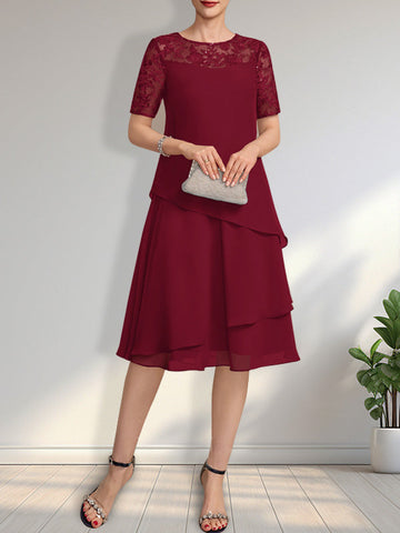 Vestido de novia de corte línea A con escote ilusión, largo hasta la rodilla, de encaje y gasa con lentejuelas.