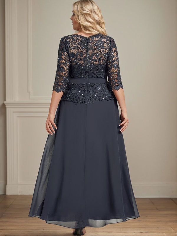 Robe de mère de la mariée en mousseline de soie et dentelle, coupe trapèze, décolleté illusion, longueur cheville, ornée de strass 