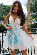 Vestido de fiesta azul celeste con escote en V y corte en A con apliques