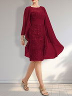 Robe fourreau illusion en mousseline de dentelle arrivant au genou, ornée de volants et de sequins en cascade, idéale pour la mère de la mariée.