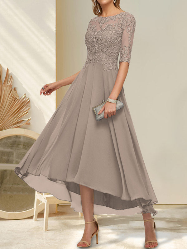 Robe de mère de la mariée asymétrique en mousseline de soie et dentelle, coupe trapèze, col bateau illusion, ornée de sequins et de perles.