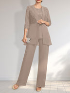 Vestido de novia de gasa con encaje y lentejuelas, estilo mono/traje pantalón, largo hasta el suelo, con escote redondo.