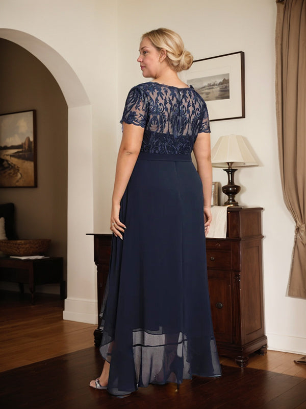 Robe de mère de la mariée asymétrique en mousseline de soie et dentelle, coupe trapèze, décolleté en V, effet illusion, nœud, volants et sequins 