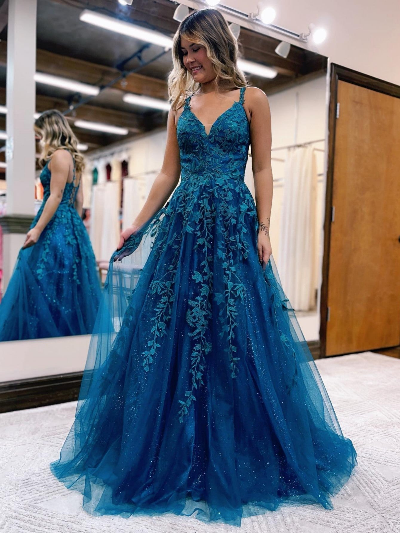 Vestido de graduación de tul y encaje azul tinta con purpurina de línea A