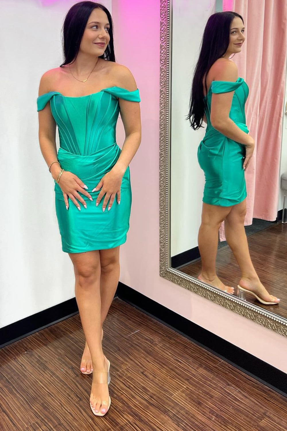 Robe courte moulante tendance à épaules dénudées et froncée pour le bal de promo