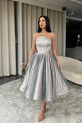 Robe de bal courte argentée sans bretelles, coupe trapèze, à volants, sequins et tulle