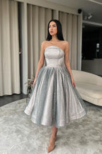 Robe de bal courte argentée sans bretelles, coupe trapèze, à volants, sequins et tulle