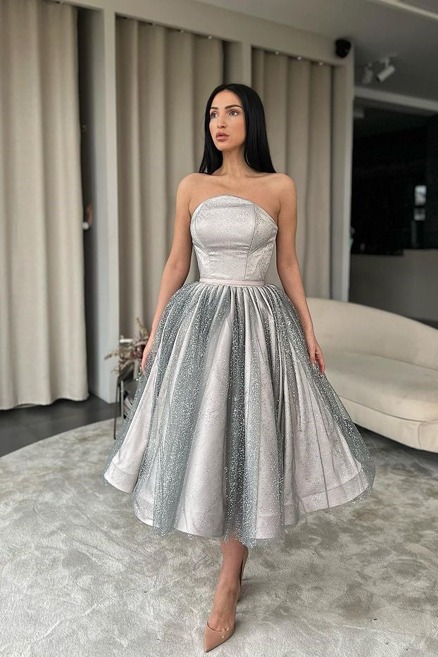 Robe de bal courte argentée sans bretelles, coupe trapèze, à volants, sequins et tulle