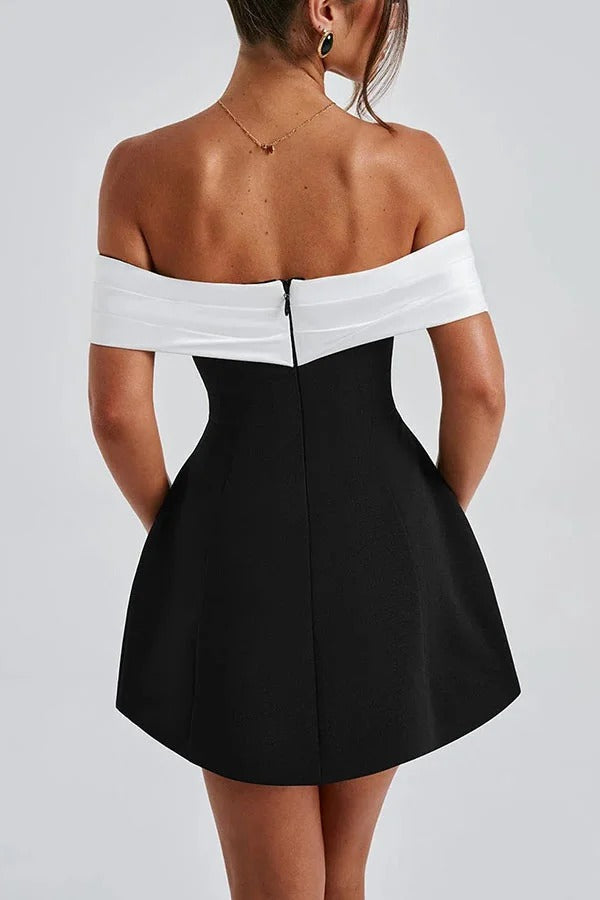 Robe courte sexy à épaules dénudées et ornée d'un nœud contrasté 