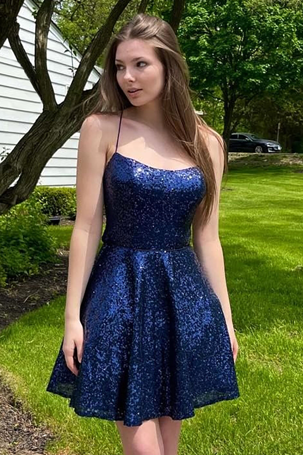 Vestido corto de fiesta de bienvenida azul marino con lentejuelas, escote halter y espalda cruzada, corte en A.