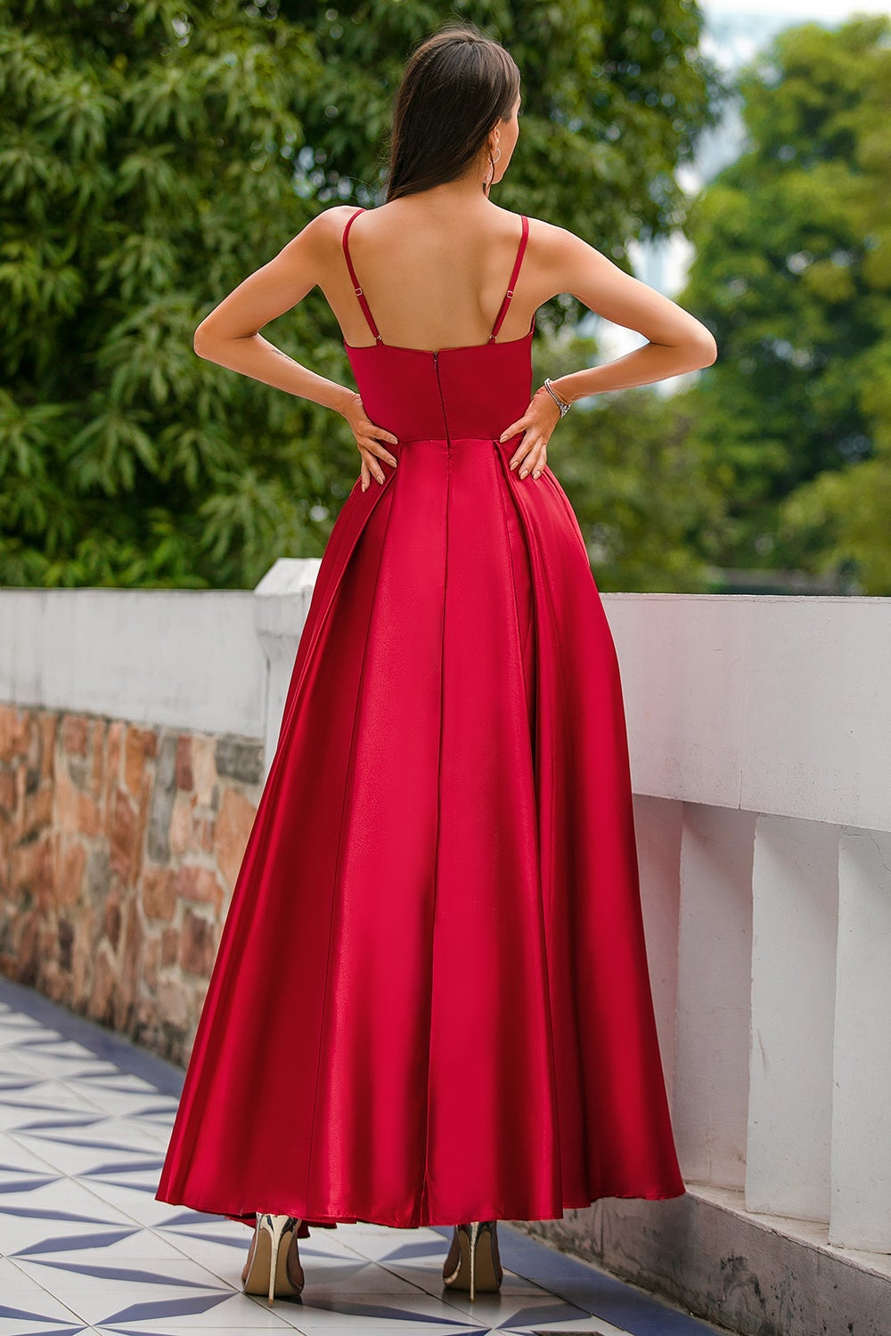 Robe de bal en satin bordeaux
