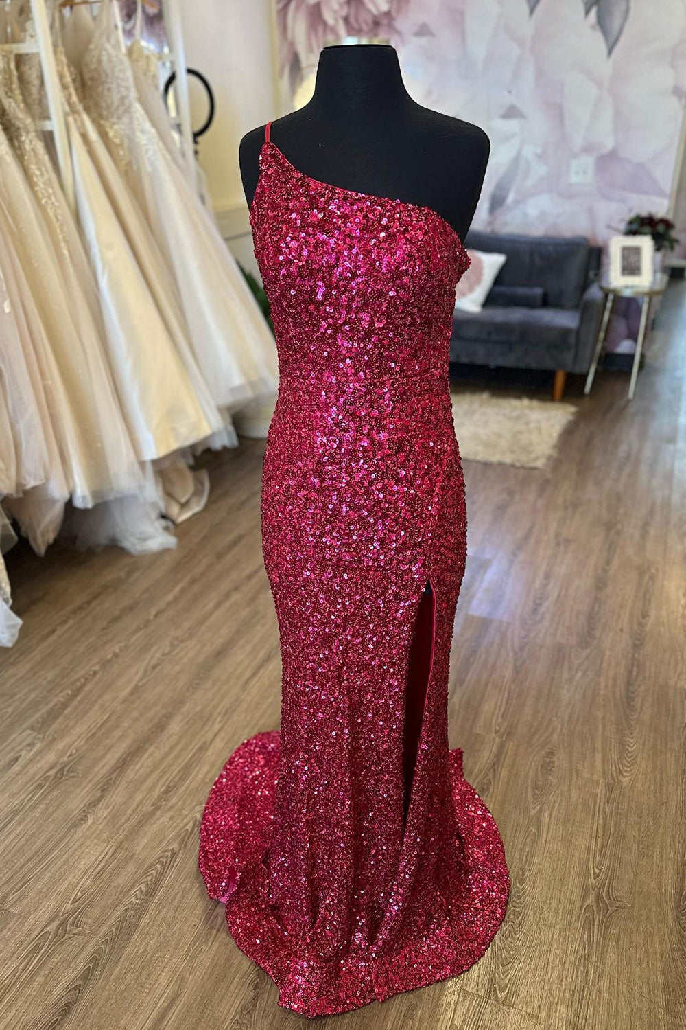 Robe de bal longue sirène asymétrique bordeaux à sequins et fente sur le devant