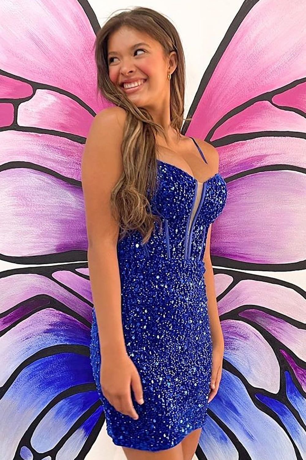 Robe de bal courte bleu roi à bretelles spaghetti et paillettes, ornée de perles