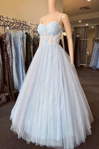 Vestido de graduación azul claro de encaje floral con escote corazón y corte en A