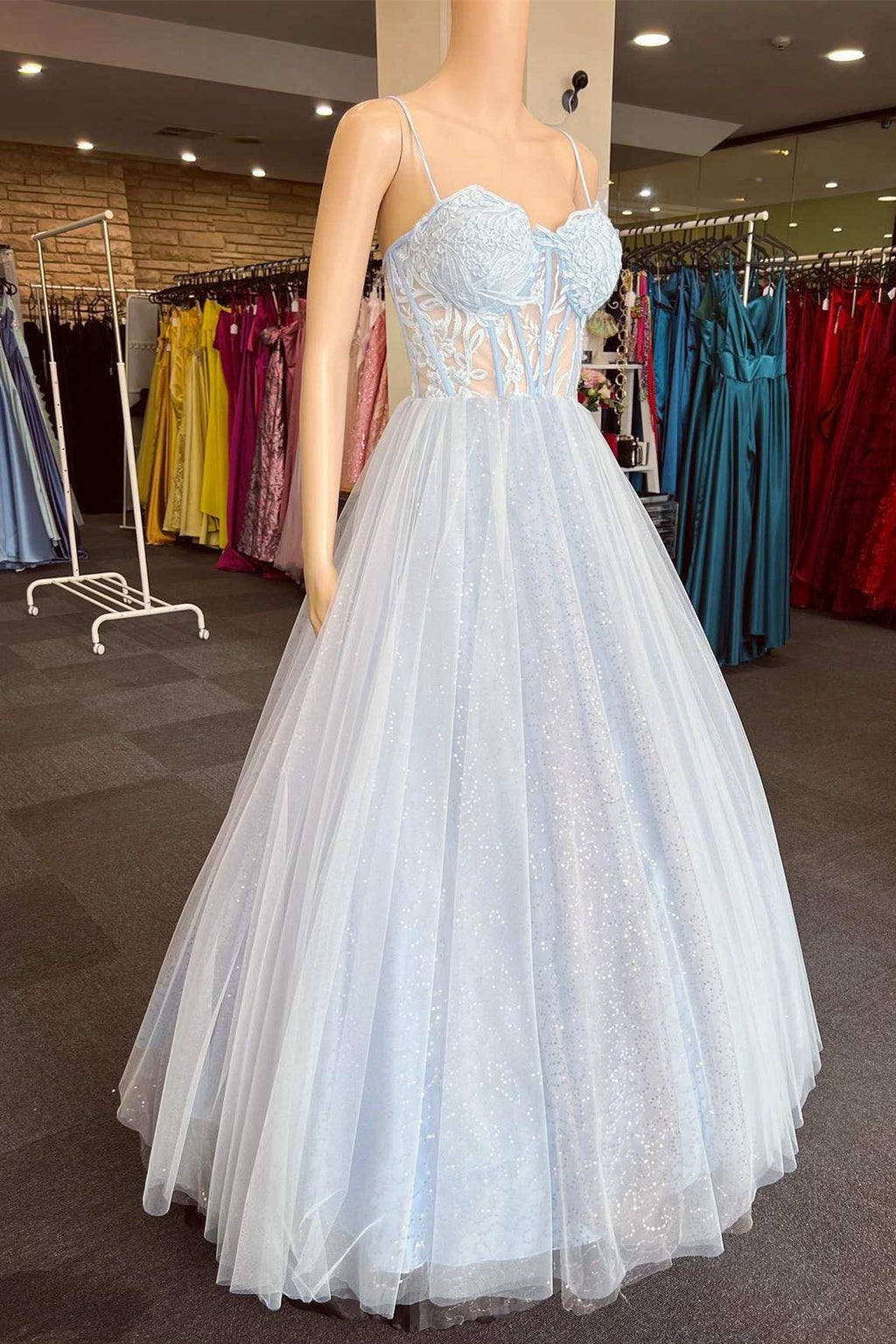 Vestido de graduación azul claro de encaje floral con escote corazón y corte en A